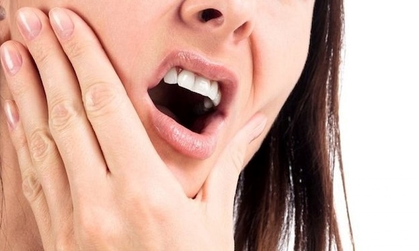 Gắn răng tạm thời sẽ hạn chế cảm giác ê buốt