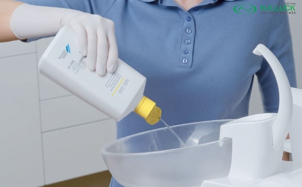 Sử dụng dung dịch vệ sinh tẩy rửa bồn nhổ