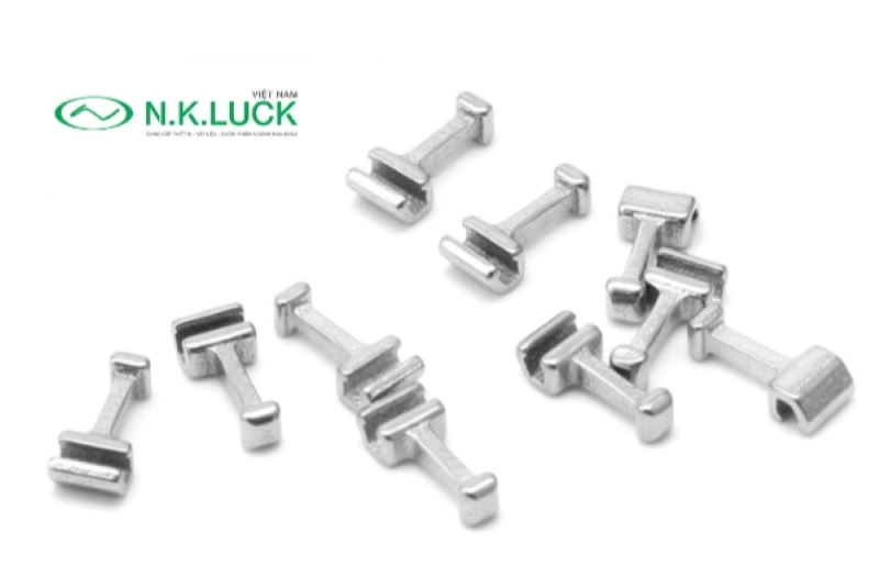 Hooks là một bộ phận nhỏ nối dây cung với mắc cài trong quá trình niềng răng