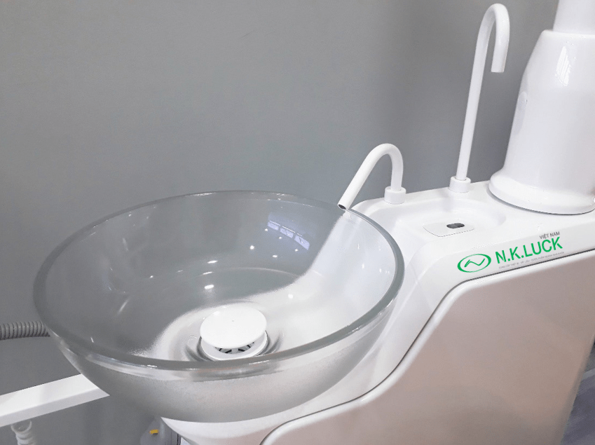 Bồn nhổ được thiết kế tinh tế và sang trọng. Bồn nhổ được thiết kế tinh tế và sang trọng.