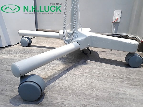 Bánh lăn ở chân máy giúp di chuyển linh động Bánh lăn ở chân máy giúp di chuyển linh động