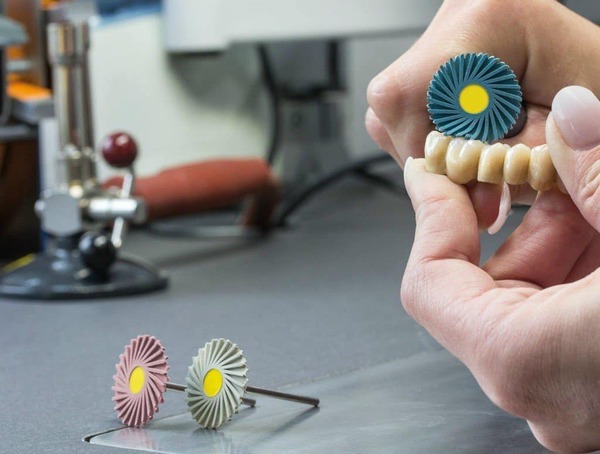 Bác Sĩ đang có một Hệ thống mũi mài & đánh bóng răng EVE tiên tiến nhất với đủ các chức năng cần thiết cho mọi quy trình đánh bóng răng (Lâm sàng hoặc Labo)