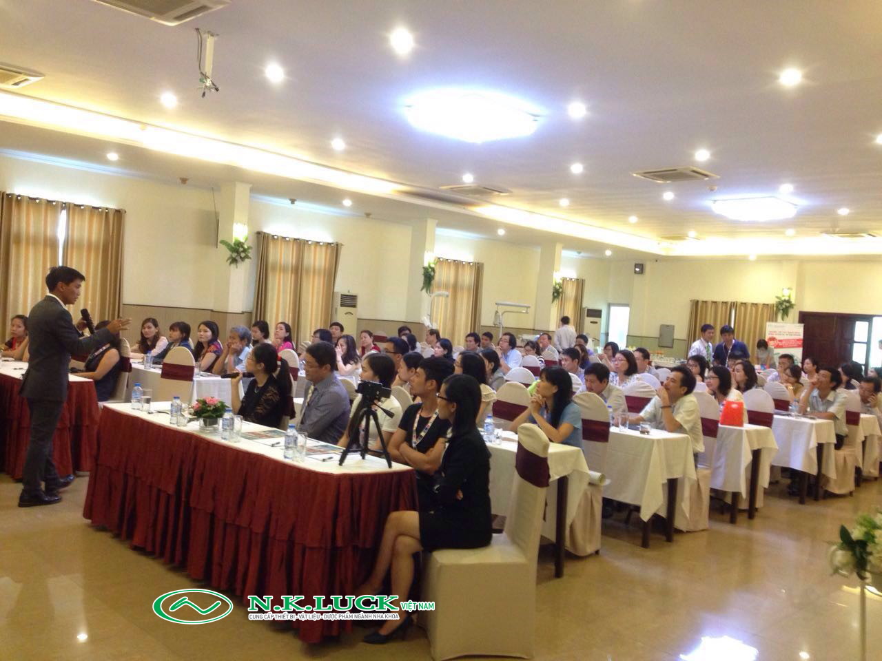 Bác sĩ Gamaliel Urbi tận tình chia sẻ các kinh nghiệm thực tế từ các ca điều trị của mình