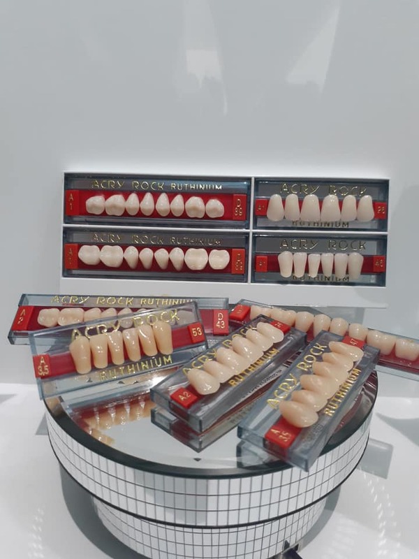 Răng Acrylic polymethacrylate sản xuất với 2 lớp màu